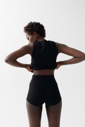 Top na ramiączkach z prążkowanej dzianiny w kolorze TOTALLY BLACK – ABSENCE